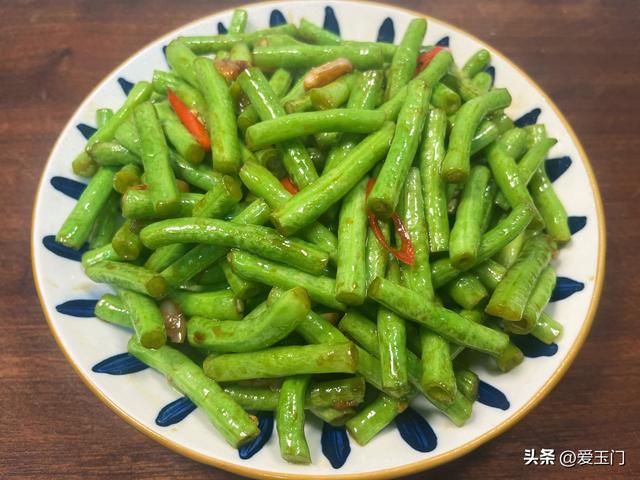 炒豆角时，不要焯水和直接下锅炒，教你1招，豆角脆嫩入味不发黄