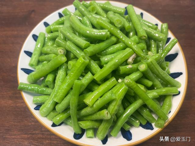 炒豆角时，不要焯水和直接下锅炒，教你1招，豆角脆嫩入味不发黄