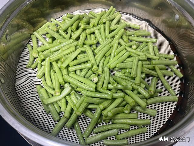 炒豆角时，不要焯水和直接下锅炒，教你1招，豆角脆嫩入味不发黄