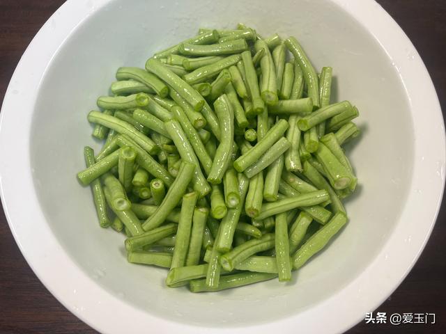 炒豆角时，不要焯水和直接下锅炒，教你1招，豆角脆嫩入味不发黄