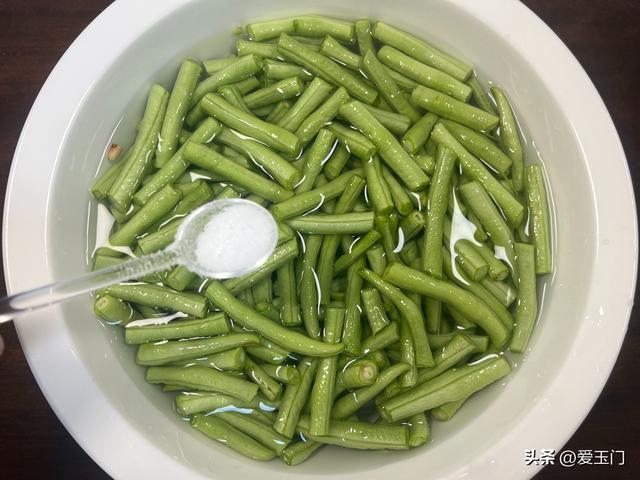 炒豆角时，不要焯水和直接下锅炒，教你1招，豆角脆嫩入味不发黄