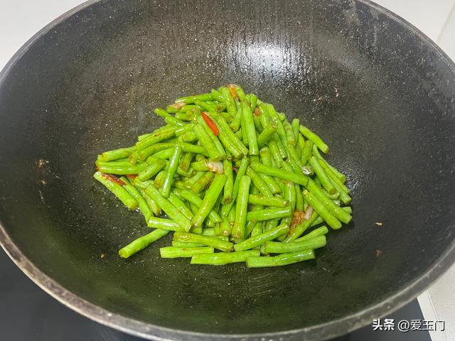 炒豆角时，不要焯水和直接下锅炒，教你1招，豆角脆嫩入味不发黄