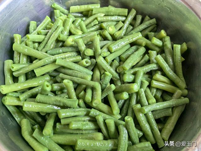 炒豆角时，不要焯水和直接下锅炒，教你1招，豆角脆嫩入味不发黄