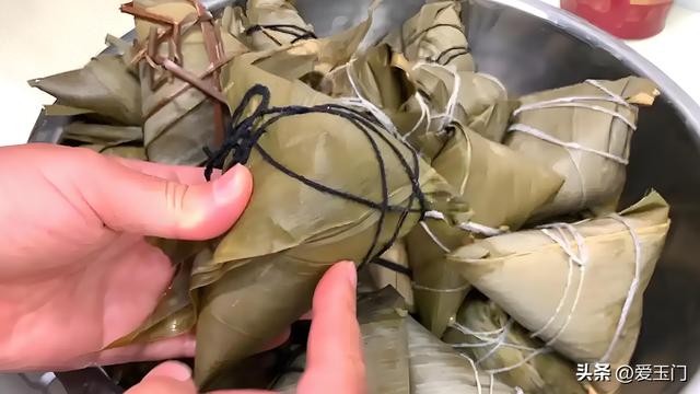 煮粽子时，最忌直接用清水煮，教你1招，粽子又糯又香，还不夹生
