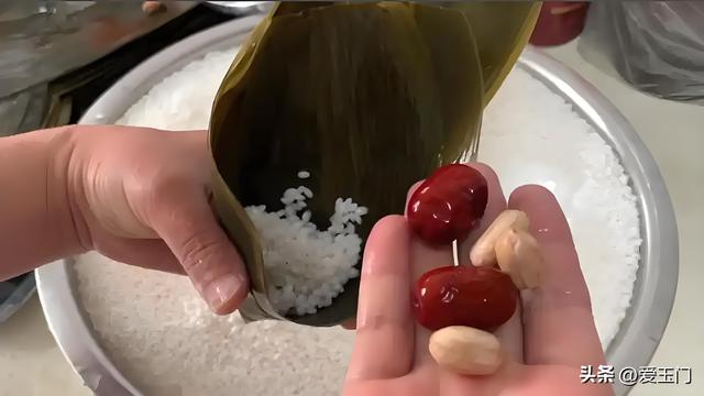 煮粽子时，最忌直接用清水煮，教你1招，粽子又糯又香，还不夹生