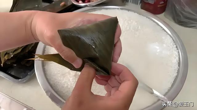 煮粽子时，最忌直接用清水煮，教你1招，粽子又糯又香，还不夹生