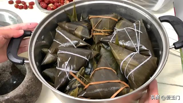 煮粽子时，最忌直接用清水煮，教你1招，粽子又糯又香，还不夹生