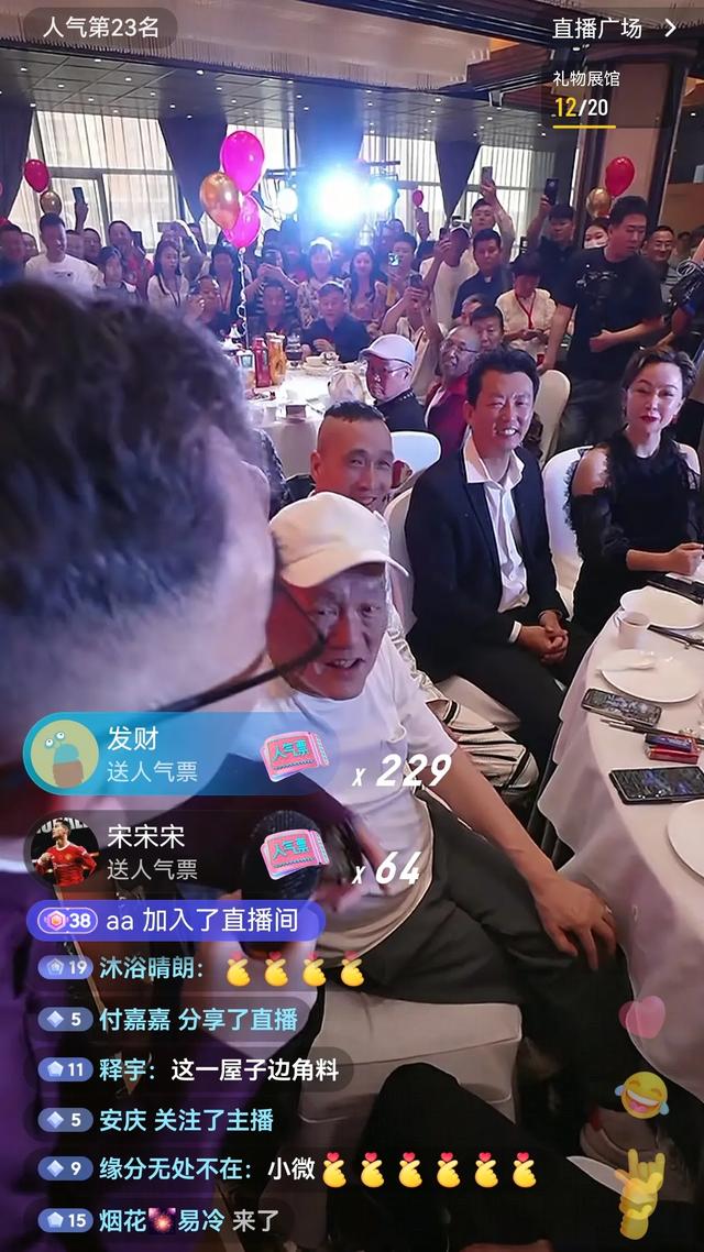 杨议硬气了 宴请吃席不收礼 喝500块沙城老窖 要冲破相声圈师徒规矩
