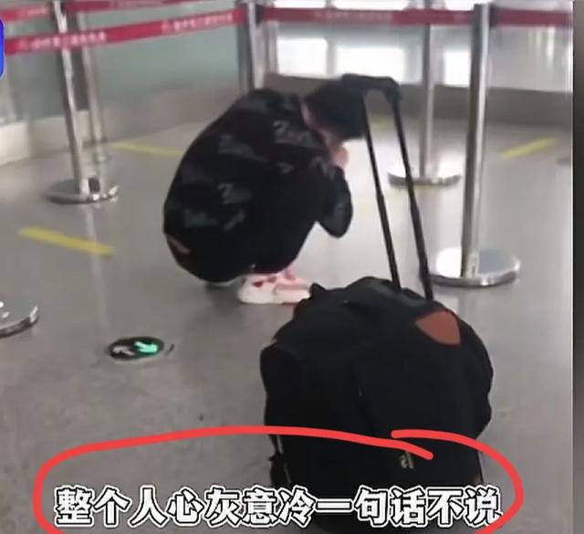 最贵迟到！母子没赶上飞机耽误公事
员考试，年夜
闹机场，政审堪忧。