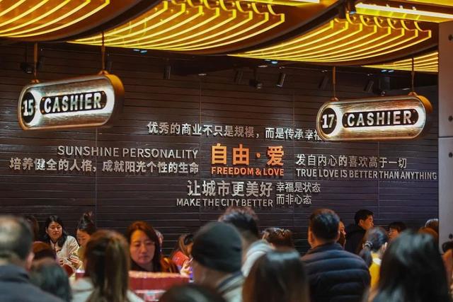 四个河南男子，如何
靠三家消耗
巨头，掏空全球中产钱包？