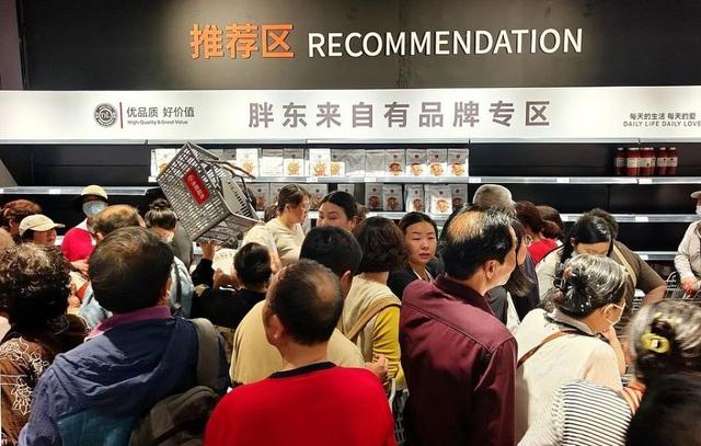 四个河南男子，如何
靠三家消耗
巨头，掏空全球中产钱包？