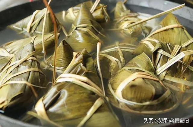 煮粽子，只放水欠好吃还容易漏米，牢记
“1放2秘诀”，香浓又软糯