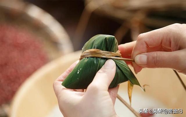 煮粽子，只放水欠好吃还容易漏米，牢记
“1放2秘诀”，香浓又软糯