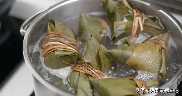 煮粽子，只放水欠好吃还容易漏米，牢记
“1放2秘诀”，香浓又软糯