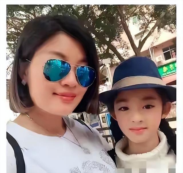 局势进级
！官媒问责黄爸原单位调查太纰漏
，网友曝黄妈或才是年夜
佬