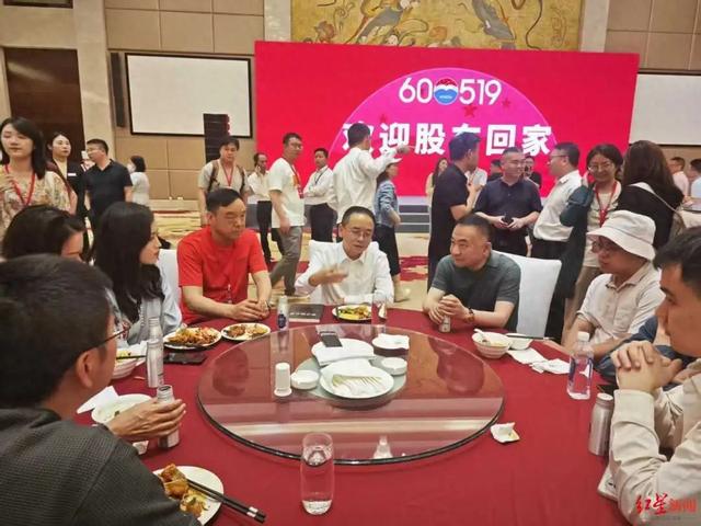 贵州茅台股东大会：欢迎晚宴改自助餐，飞天茅台变蓝莓果汁！董事长张德芹：发自内心认可公务欢迎不供酒新规