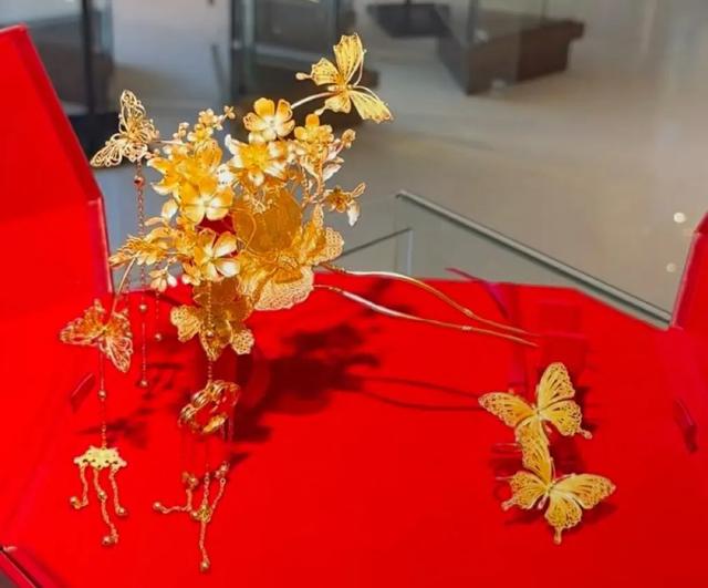 岳家百万陪嫁太豪横？难怪汪小菲婚礼大出血，张兰笑麻、S妈破防
