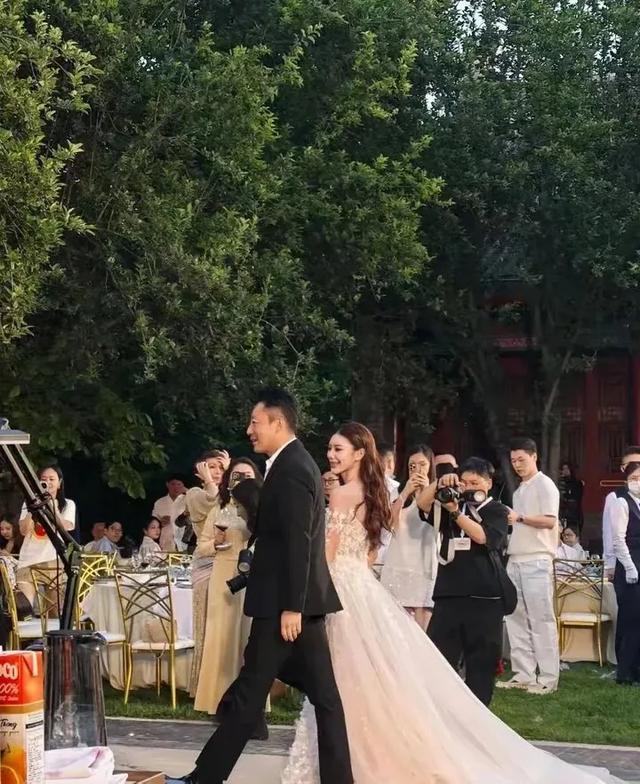 岳家百万陪嫁太豪横？难怪汪小菲婚礼大出血，张兰笑麻、S妈破防