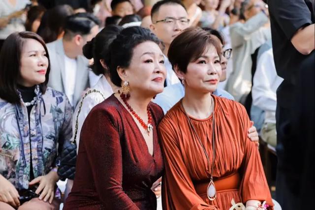 岳家百万陪嫁太豪横？难怪汪小菲婚礼大出血，张兰笑麻、S妈破防