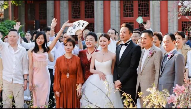 岳家百万陪嫁太豪横？难怪汪小菲婚礼大出血，张兰笑麻、S妈破防