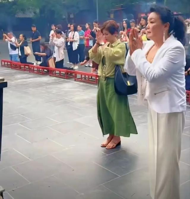 岳家百万陪嫁太豪横？难怪汪小菲婚礼大出血，张兰笑麻、S妈破防
