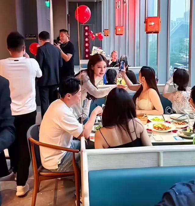 岳家百万陪嫁太豪横？难怪汪小菲婚礼大出血，张兰笑麻、S妈破防