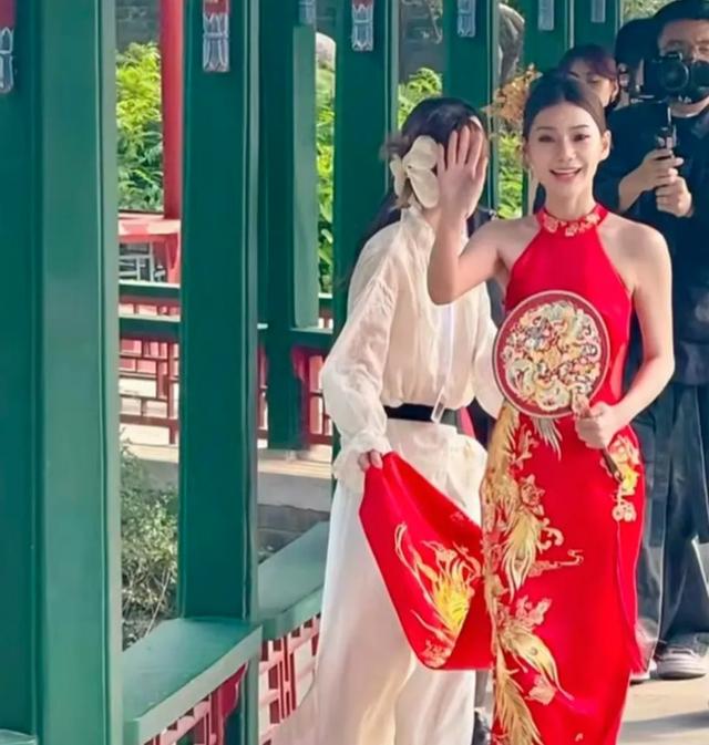 岳家百万陪嫁太豪横？难怪汪小菲婚礼大出血，张兰笑麻、S妈破防