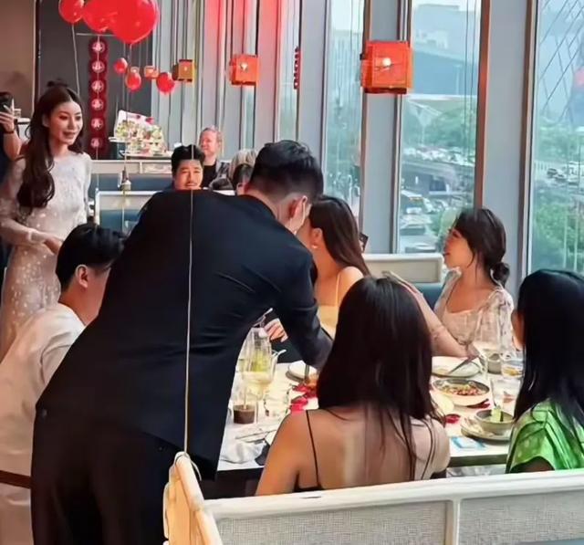 岳家百万陪嫁太豪横？难怪汪小菲婚礼大出血，张兰笑麻、S妈破防