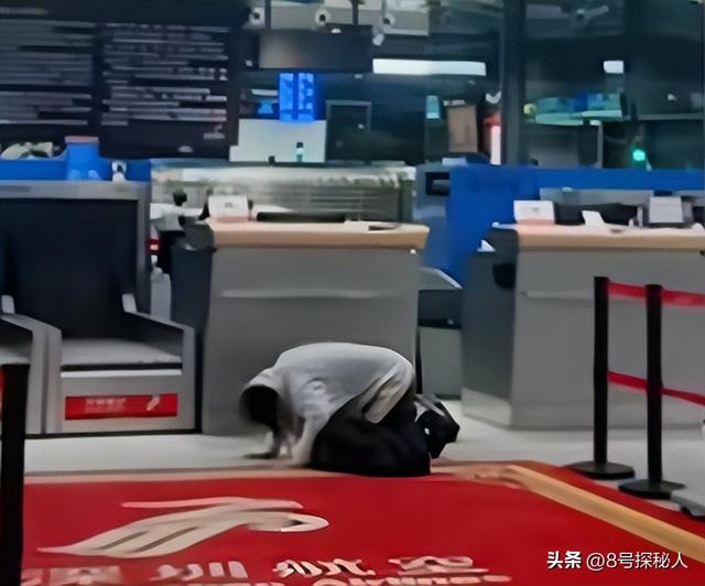 考编母子年夜
闹机场后续！知恋人爆料更多底细，儿子一句话甩锅妈妈