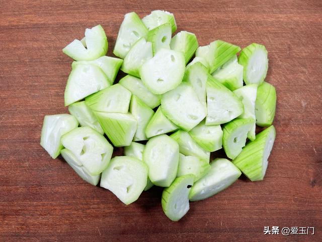 炒丝瓜时，切记别直接下锅炒和焯水，教你一招，鲜嫩翠绿更入味！