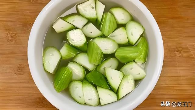 炒丝瓜时，切记别直接下锅炒和焯水，教你一招，鲜嫩翠绿更入味！