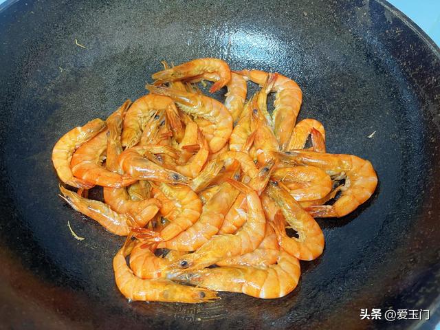 炒丝瓜时，切记别直接下锅炒和焯水，教你一招，鲜嫩翠绿更入味！