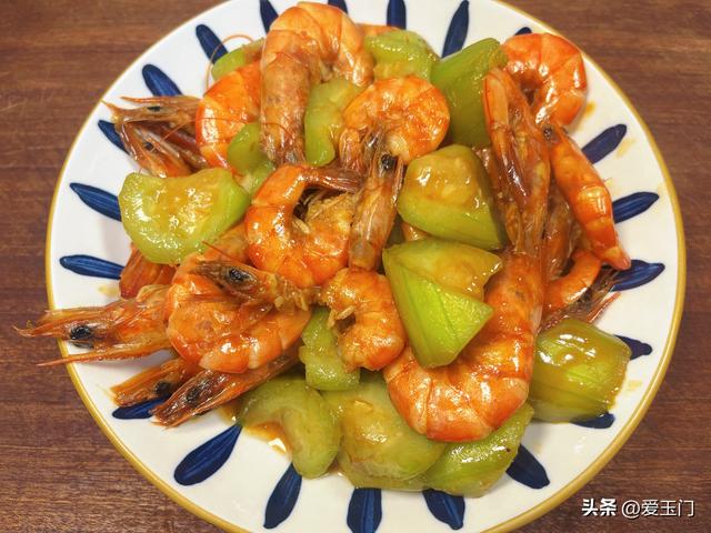 炒丝瓜时，切记别直接下锅炒和焯水，教你一招，鲜嫩翠绿更入味！