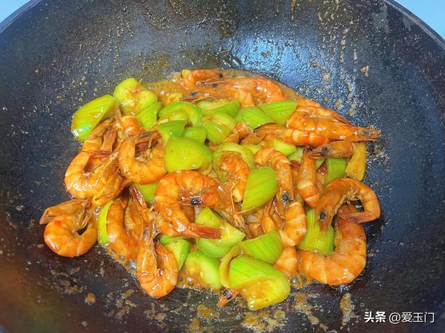 炒丝瓜时，切记别直接下锅炒和焯水，教你一招，鲜嫩翠绿更入味！
