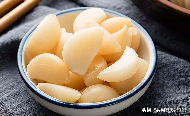腌糖蒜，最忌只放糖和醋，牢记1放2法门，糖蒜甜喷鼻
多汁，越嚼越脆