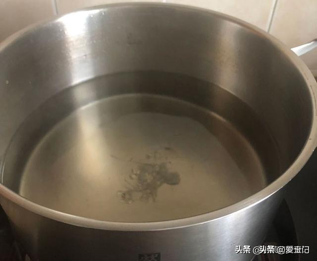 腌糖蒜，最忌只放糖和醋，牢记1放2法门，糖蒜甜喷鼻
多汁，越嚼越脆