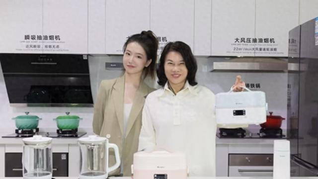 孟羽童称时隔两年收到董明珠的微信，董明珠：我带你去用饭，此前两人一度陷入“分离

”风浪
