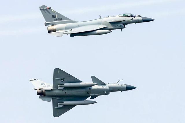 终于反响
过来了？美媒：歼-36定位于关岛上空作战，是B-21大敌！