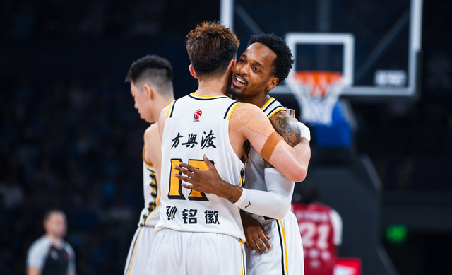 队史首冠！布朗41分获FMVP胡金秋受伤砍 17 分 周琦31+10广厦4-2北京