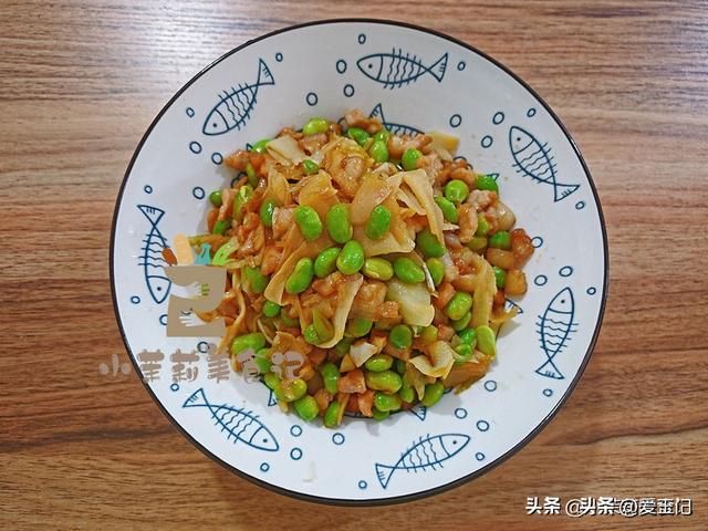 毛豆和它是绝配，高钾高钙高卵白，顺手一炒鲜香脆爽，不懂吃可惜