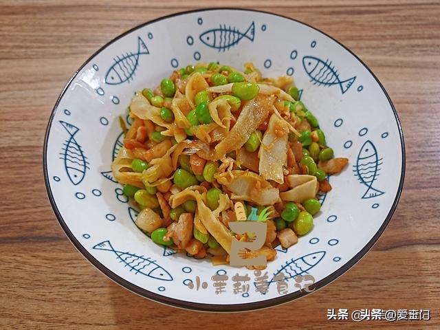 毛豆和它是绝配，高钾高钙高卵白，顺手一炒鲜香脆爽，不懂吃可惜