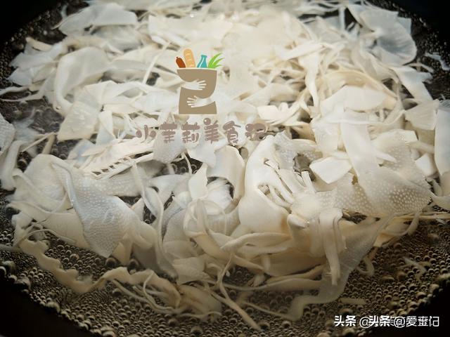 毛豆和它是绝配，高钾高钙高卵白，顺手一炒鲜香脆爽，不懂吃可惜