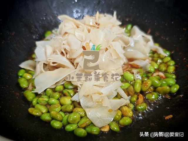 毛豆和它是绝配，高钾高钙高卵白，顺手一炒鲜香脆爽，不懂吃可惜