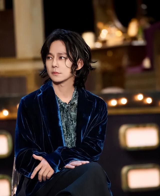 无妻无子，身价过亿，年过50的老好人何炅，迎来了自己的“报应”