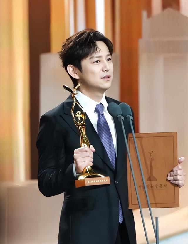 无妻无子，身价过亿，年过50的老好人何炅，迎来了自己的“报应”