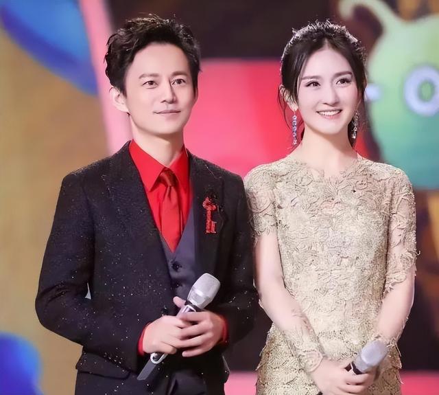 无妻无子，身价过亿，年过50的老好人何炅，迎来了自己的“报应”