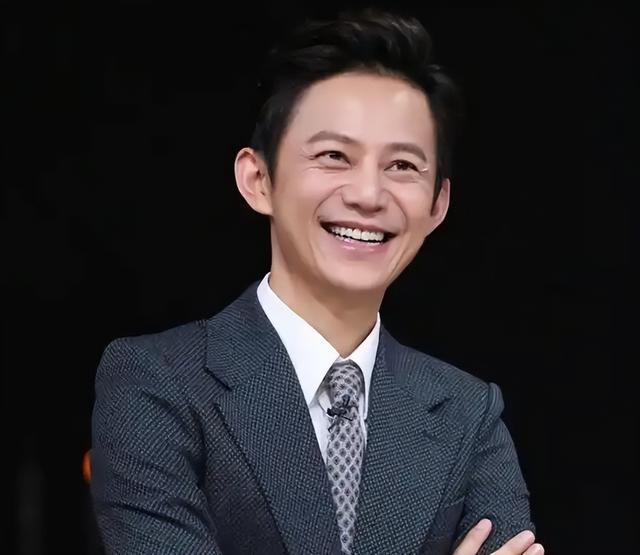 无妻无子，身价过亿，年过50的老好人何炅，迎来了自己的“报应”