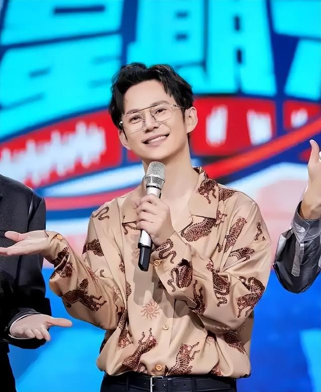 无妻无子，身价过亿，年过50的老好人何炅，迎来了自己的“报应”