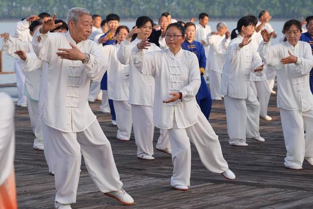 人不会无缘无故患老年痴呆！调查发明
：得老年痴呆，离不开这5点