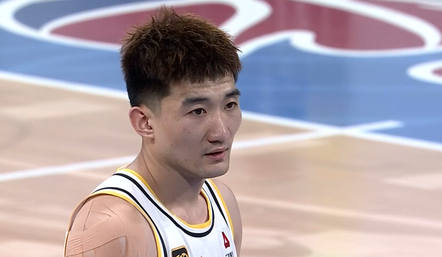 等了20年，4-2：他们终于迎来队史首冠，全队狂欢，CBA新王加冕